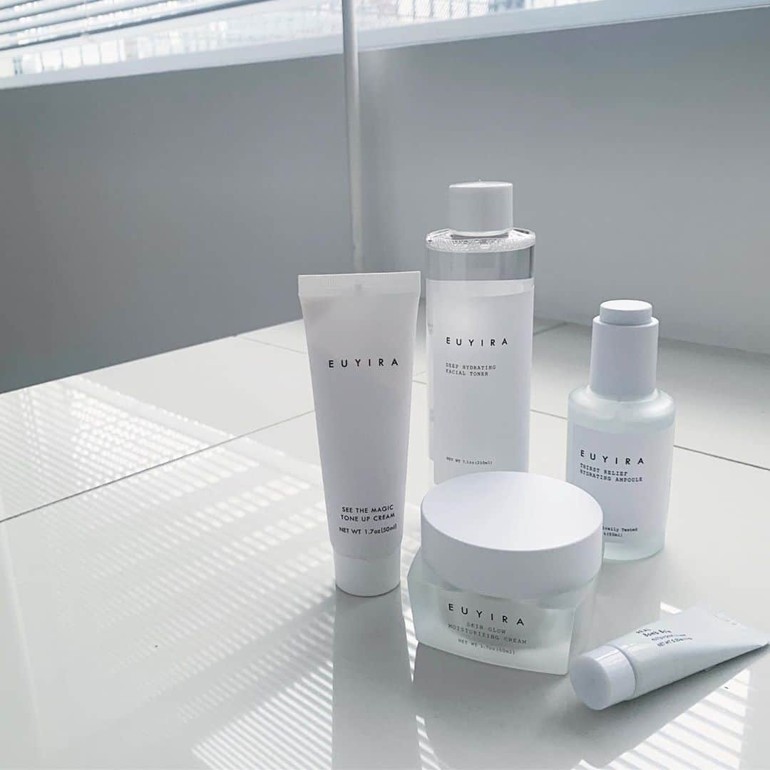 のインスタグラム：「Skin careについて🌿  最後まで読んでもらえるといい事があります♡☺︎  ここ最近で使ってみて1番良かった、 MY Best skin care 유이라ユイラ 👑  韓国では20代後半〜30代 女性に人気のブランドで OLIVE YOUNG、LALAVLA   ARITAUM 、CHICOR などで 取り扱いしてるブランドです☺︎  集中水分補給・弾力ケア・ アンチエイジング・敏感肌 に特化していて、肌を根本から元気にして 素肌でも透明感のある肌にしたい方 にはとてもおススメです♡  @euyira_jp の製品は美肌には 欠かせない女性ホルモンに効果的な ザクロの成分が入っていて エストロゲン成分も多く配合されています💕  鎮静効果のある、アラスカの氷河水 70%海洋深層水10%を使用していて、 ブライトニング効果のある グルタチオンも配合されています👍  また、肌には理想的な水分と油分のバランスを保つことが大事なのですが、ここのブランドは、バランシングをテーマにしていて、黄金バランスを追求して作られているので肌の理想的な水分と油分のバランスを探し、保つという事に特化してるそうです🌿  とにかく良すぎて！😭 シンプルに良いです✨✨✨ なので共有したくて笑  ほんとに良いと思ったので 敏感肌の方のやスキンケアで 迷っている方はぜひ感想聞かせて欲しいです💕  もしよければこちらだけの 特別割引10%OFFが使えるそうなのでぜひ☺︎ →coupon code 【eyuira02】  長くなりましたが、 伝えたりないのでまた 詳しくレポします✏️ ではまた〜  #スキンケア#skincare #ベストスキンケア#유이라#美肌 #美白#肌ケア#韓国コスメ #韓国スキンケア#韓国美肌 #韓国美容#エストロゲン#グルタチオン #水分補給#弾力肌 #euyira #euyiraskincare」