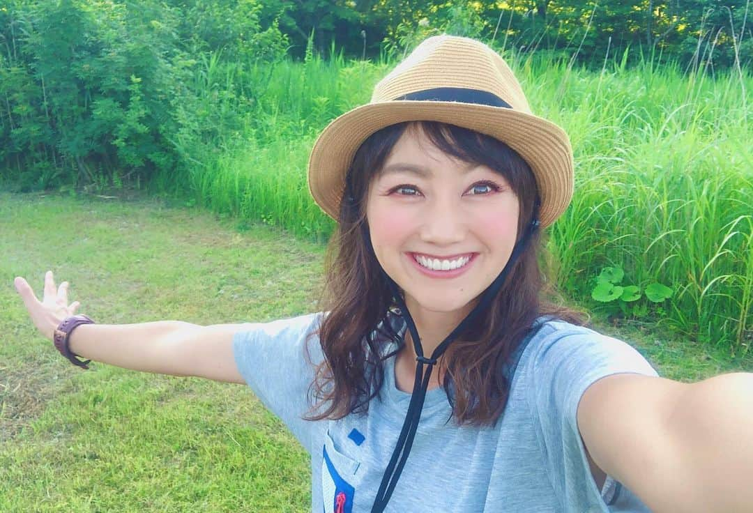 福島和可菜さんのインスタグラム写真 - (福島和可菜Instagram)「さて、昨日から山のロケに来てます⛰  今日はイイ感じに晴れた☀️☀️☀️ 荒れ女脱出したかな😁（笑）  今日の衣装はコチラ😊 Columbiaさんのアウトドアウェアです✨  今日もまだまだ撮影だよん👍  詳細はまたお知らせしますね🥰  #アウトドア #ウェア #コロンビア #Columbia #ハット #山 #ロケ #撮影 #mountain #衣装 #コーディネート #love  #outdoor  #アウトドア #荒れ女 #からの #晴れ女 #番組 #お楽しみに #自然 @columbia_jp #⛰ #🌳 #❤️ #🥰 #☀️ #😊 #✨」7月19日 17時41分 - fukushimawakana