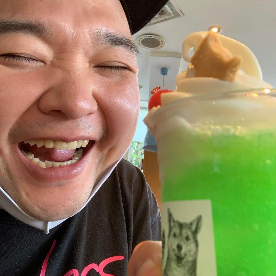 内山信二のインスタグラム：「クリームソーダはじめました‼️  一年中うまいけど、暑い日の  クリームソーダはマジうま山😆  #クリームソーダ #内山信二」