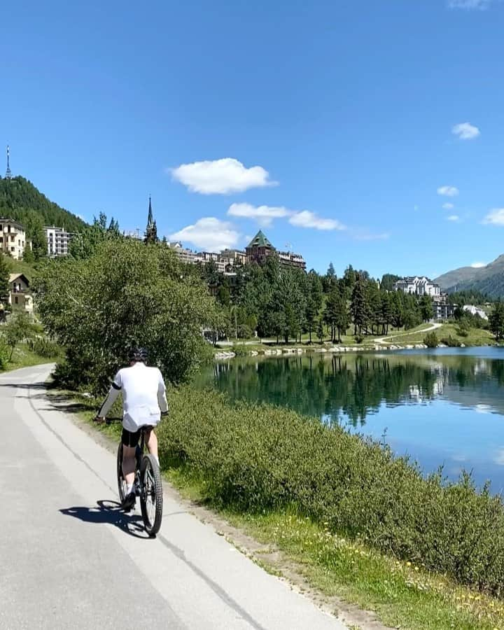 ノーマン・フォスターのインスタグラム：「Sunday mountain biking in the Engadin」