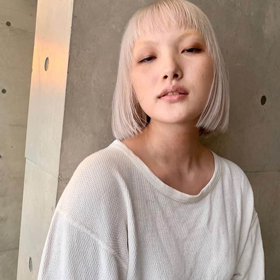 Wella Professionals Japanさんのインスタグラム写真 - (Wella Professionals JapanInstagram)「SISTER_BY_SCREEN でTop Stylistとして活躍中の松尾 弘明さん（@screen_matsuo) による透き通るような美しさが印象的な #ホワイトカラー ✨ #イルミナカラー の #コーラル を使用されたそうですよ ！ 詳しい施術風景は松尾さんのPOSTで確認ください☺ ステキなデザインをありがとうございます❤ ・ #人生に色をつけよう #ウエラ #ウエラプロフェッショナル #ウエラ愛 #ウエラファミリー #ウエラヘア #ウエラ教育 #ヘアスタイリング #ヘアケア #ヘアカラー #イルミナカラー #イルミナ #コレストン #コレストンパーフェクト #コレストンパーフェクトプラス #美容師 #トレンドビジョン #TRENDVISION #SYSTEM #SCREEN #SISTER_BY_SCREEN」7月19日 18時00分 - wellapro_japan