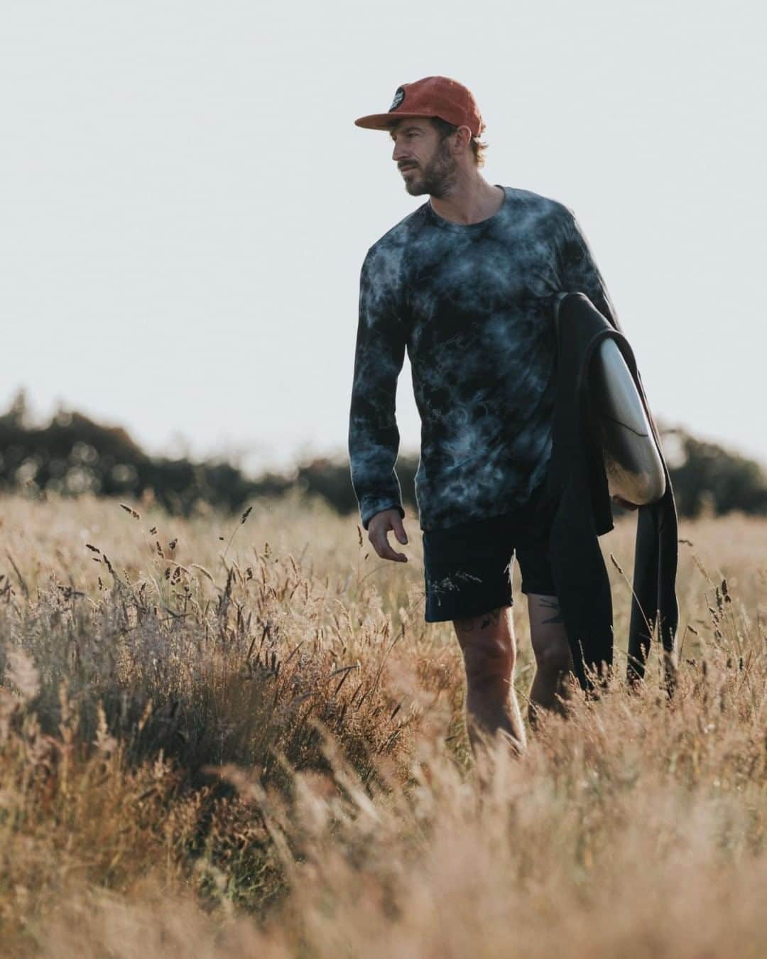 MR PORTERのインスタグラム：「The only tie-dye T-shirt we want to throw on after a morning surf. @jamesperse' hand-dyed long-sleeved version, exclusive to our #MRPORTERGoneSurfin collection is wearable, whilst remaining luxe. Pair with bare feet and your favourite board like Mr @james_aiken 🌊 #FriendsofMRPORTER 📷 @jasonyeomanmedia」