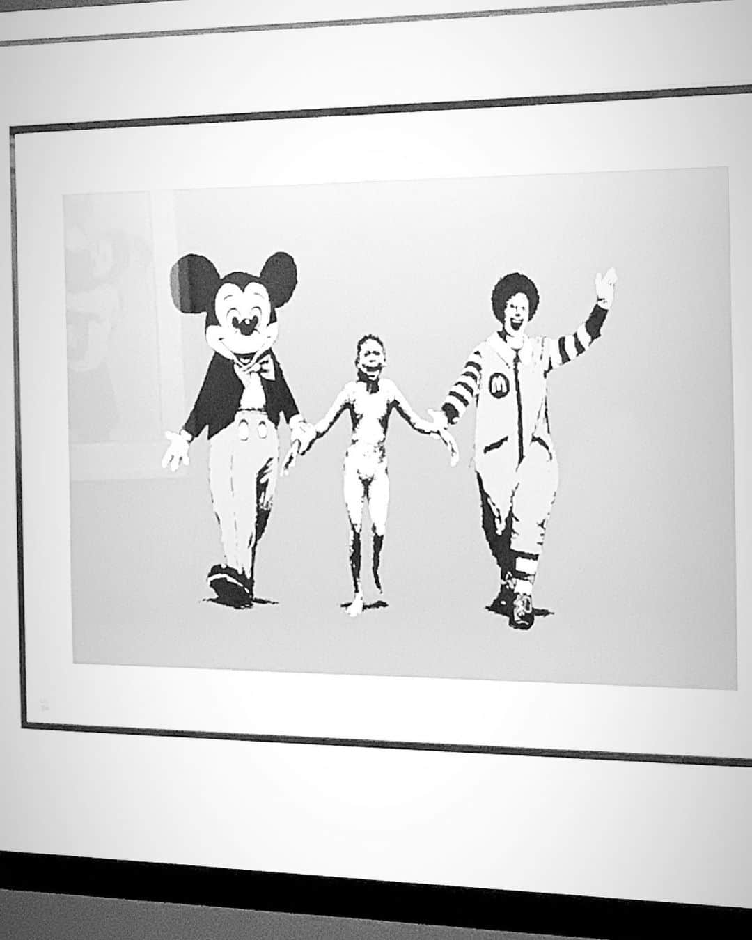 池田莉子さんのインスタグラム写真 - (池田莉子Instagram)「@banksy 展 ゴッホのひまわりを見たあとにこれ😂🌻 いろんな背景を知れて楽しかったな。  RE-MIXED FLOWERS #banksy #バンクシー展天才か反逆者か」7月19日 17時55分 - ricoikeda