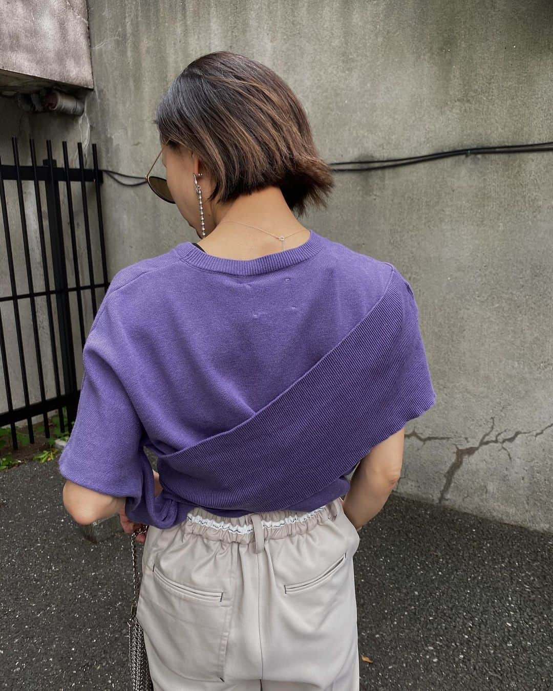 黒石奈央子さんのインスタグラム写真 - (黒石奈央子Instagram)「あめりふく . .  BACK SIDE JK ¥21000 7/24 BACK SIDE PT ¥18500 7/24 HUG ME KNIT ¥13000 7/24 BOOTS  AW 先行アイテム . . テーラードジャケットを裏返しましたなデザインジャケット。あえてネームタグやオリジナルネームパイピングをつけました❤️ . @ameri_shinjuku @amerivintage @ameri_daikanyama @ameri.shinsaibashi #ameri#amerivintage #fashion #vintagefashion #coordinate#ootd#outfit#osanposnap #705_outfit #大人ファッション #大人コーディネート #大人スタイル #modestyle #modefashion#modecasual」7月19日 17時58分 - blackstone705