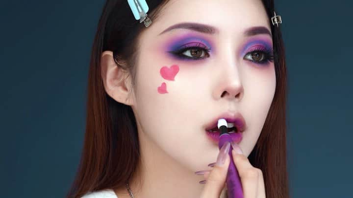 ポニーのインスタグラム：「#유료광고 .Guys, I did a game character cover makeup from Dragon Raja! Doesn't this makeup look so cool?😈 Let's head into the game and customize our character! Dragon Raja is played in North America, Europe, Southeast Asia and more, you can even download it by checking the link in the description box on Pony Syndrome's YouTube Channel under "Punk Glam Character Cover Makeup" video!   이번 영상에서는 드래곤라자 게임 캐릭터 커버 메이크업을 해봤어요!   드래곤라자는 북미, 유럽, 동남아 등 많은 나라에서 서비스 중이며 제 유튜브 채널 포니 신드롬 "펑키한 게임 캐릭터 커버 메이크업" 영상 속 더보기 란의 링크를 통해 다운로드 가능합니다.  저와 같이 게임에 접속해서 자유롭게 캐릭터를 꾸며봐요!✨  #dragonraja」