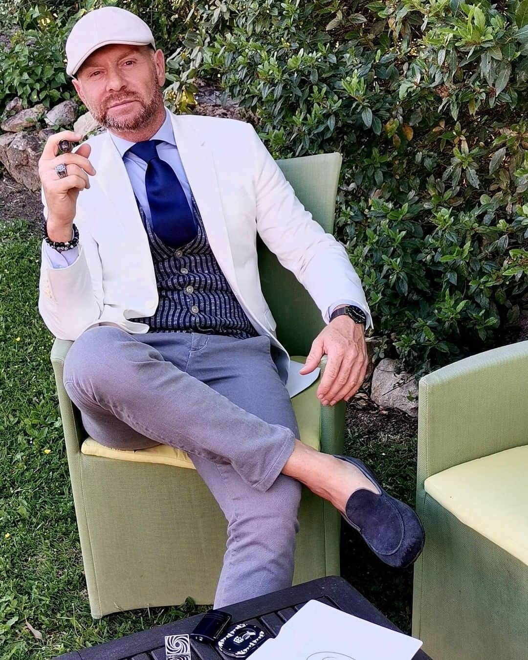 のインスタグラム：「A little more relax in the garden but always in style with  @albertoandreapastore. ⁠ ⁠ #loafers #mensweardaily #classicstyle #dandystyle #cigarsmoker #cigarart #eselegantsmoker #cigarstyle #handmade #italy #lifestyle #worldcigarclub #cigarsphotography #luxuryliving #inspirationoftheday #mensweardaily #sprezzatura #fashionista #details ( #📷 @albertoandreapastore )」