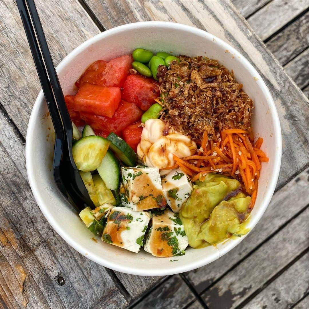 のインスタグラム：「Tofu Poke bowl from Hikari @skylight_london  📷 @thetessaproject   Skylight has just reopened and they invited us to check it out.  Its such a nice rooftop terrace in east London! Great cocktails and view - one to watch the sunset from 🌇  Details on Covid guidelines - probably the strictest place I’ve been to so felt very safe at all times! One way system, table service and someone cleaning frequently. . #ad-invite skylightlondon #pokebowl #hikari #poke #poké」