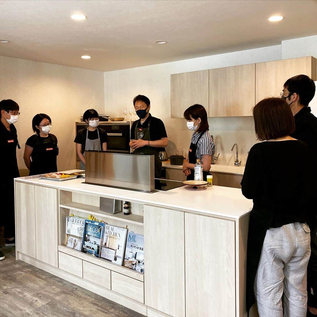 のインスタグラム：「土日は、岡山のOBさんや計画中の方々をお招きしてのオーブン料理教室。オーブンは、ほったらかし調理する事ができ、後かたづけも楽ラクで、時短家事→「ゆとりじかん」へとつながります。 その他、掃除洗濯も含めアイトフースの住まいづくりは、本気で家事労働時間を1/2以下にします！ #ミーレショップ岡山  #藤和　#mile  #世界一多い日本の家事労働 #オーブン料理教室  #アイトフース #aitohus  #家事労働時間1/2以下の暮らし #ゆとり時間  #時短家事」
