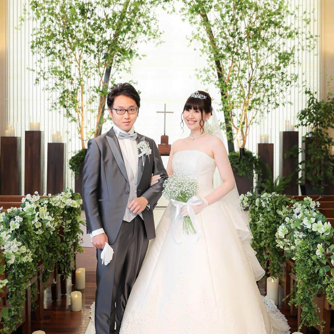 楽婚【公式】Instagramさんのインスタグラム写真 - (楽婚【公式】InstagramInstagram)「.﻿ ♥楽婚の先輩カップル﻿ Zhihao&Saori﻿ ﻿ ケヤキ並木に囲まれたチャペルは﻿ 自然光が降り注ぎ、おふたりを優しく照らします。﻿ ﻿ アットホームなチャペル挙式を﻿ ご希望のおふたりにおすすめ♡﻿ ﻿ 温かな空間と大切なゲストに囲まれながら﻿ 執り行う愛の誓いは﻿ 心の中にやさしく残り続けます。﻿ ﻿ 会場：#ザストリングス表参道﻿ ﻿ @rakukon をフォローして﻿ 『#楽婚』をつけて﻿ お写真の投稿大歓迎♡﻿ 公式IGでリグラムされるかも！？﻿ ﻿ Webでご予約はTOPのURLより♡﻿ ⇒@rakukon﻿ .﻿ #楽婚 #rakukon #ベストブライダル﻿ #wedding #ウェディング﻿ #フォトウェディング﻿ #プレ花嫁 #卒花﻿ #日本中のプレ花嫁さんと繋がりたい﻿ #プラコレ #marryxoxo﻿ #ウエディングニュース﻿ #花嫁 #卒花嫁 ﻿ #2021年春婚 #2021年夏婚﻿ #2020年秋婚#2020年冬婚﻿ #結婚式準備﻿ #ウェディングドレス﻿ #花嫁コーデ﻿ #花嫁スタイル﻿ #ブーケ﻿ #ウェディングブーケ﻿ #チャペル挙式﻿ #チャペル﻿ #結婚式前撮り﻿ #指輪交換」7月19日 18時14分 - rakukon