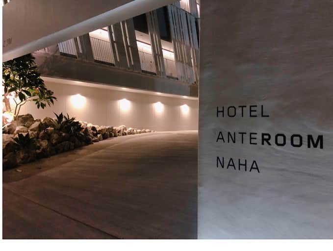 MAIKO さんのインスタグラム写真 - (MAIKO Instagram)「たらふく食べて🍖飲んで🍻語った後はホテルへ〜👯‍♀️✨ ・ ・ 遠くから見えたホテル。え、、かっちょいい🥺🥺 ・ ・ お昼に見た雰囲気と全然違ってて、歩きながら観てるだけでも楽しかった!!! 建物の他に植物もライトアップされてて綺麗だった〜🌵🌴 ・ ・ ・ お風呂はあの可愛いバスタブにしっかり浸かりましたん🛁✨ 思ってたよりも大きくてまったりできた〜!!!😳🚿 ・ ・ みんな夜はすぐ爆睡🤣 翌日は朝食付きで、事前に予約してたから朝起きてフロントに受け取り行ってお部屋でゆっくり朝食🥣🥯🥗 ・ ・ 朝食がちょうど3種類だったのでみんなで1つずつ選んで分け合いっこ🍙✨ どれも美味しかった〜🥰 ランチで来た時もとっても美味しい印象だったので朝食もやっぱり間違いなかった🤤🙌🏼 スープとスムージーも付いてて豪華だったなぁ〜🥤✨ ・ ベランダからは那覇の海が見えるんだけど。 那覇の海も捨てたものじゃないなぁ🥺と感動した!!! ・ ・ あっという間だけど充実した1泊2日だったー🥰🥰 久しぶりにわかこさん( @cinderelladecor )にも会えたし、那覇だからみんなギリギリまで時間も過ごせたりと最高だった!!!! ・ ・ ほんと素敵なホテルだったのでぜひ行ってみてーーーーっ🥰🔥🔥 ・ ・ ランチもほんと美味しくて大人気なので予約した方がいいかも🍝😉👌🏼♡ ・ ・ おななんはまだランチ食べたことないから今度また一緒に行こうね〜🍝🍝🍋🥐 ・ ・ わかこさんもお忙しい中ありがとうございました🥰🌹 ・ ・ ・ ・ #sevenoops #女子会 #お泊まり女子会 #那覇 #アンテルーム那覇  #朝日の写真はわかこさんが早起きして撮影したやーつ📸 #ななまいしっかり寝てました😌 #最後の写真は部屋にあった可愛いオブジェ🌵」7月19日 18時15分 - maiko_oops
