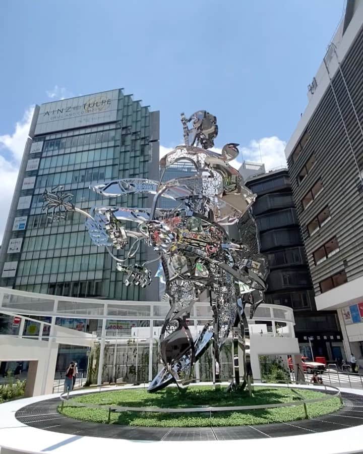 松山智一のインスタグラム：「Dear world, Please meet “Hanao-San”. A day old , 25ft tall. #花尾 #Hanao #ShinjukuStation #新宿駅東口広場  「花尾」です」