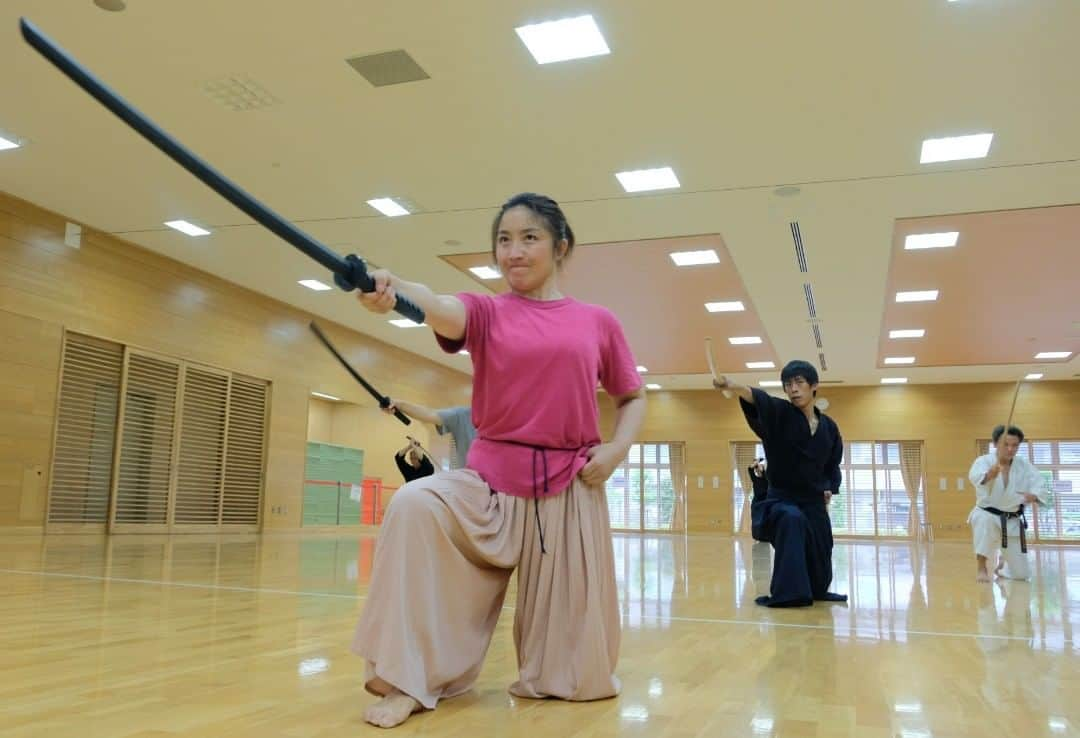 志葉玲さんのインスタグラム写真 - (志葉玲Instagram)「新選組の使っていた剣術「天然理心流」の稽古。映画『歳三の刀』を企画制作する増山麗奈監督（ @renamasuyama ）につきあって見学。増山監督自身も稽古で汗を流しました。」7月19日 18時16分 - rei.shiva