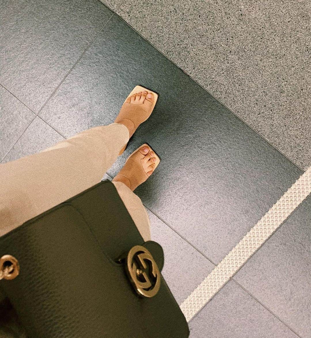 田中優衣さんのインスタグラム写真 - (田中優衣Instagram)「お天気が良くて 気持ちが良くて たくさん歩いたよ。 お供はカットトングミュール👡❤︎ #openclose」7月19日 18時19分 - heisei_8nen