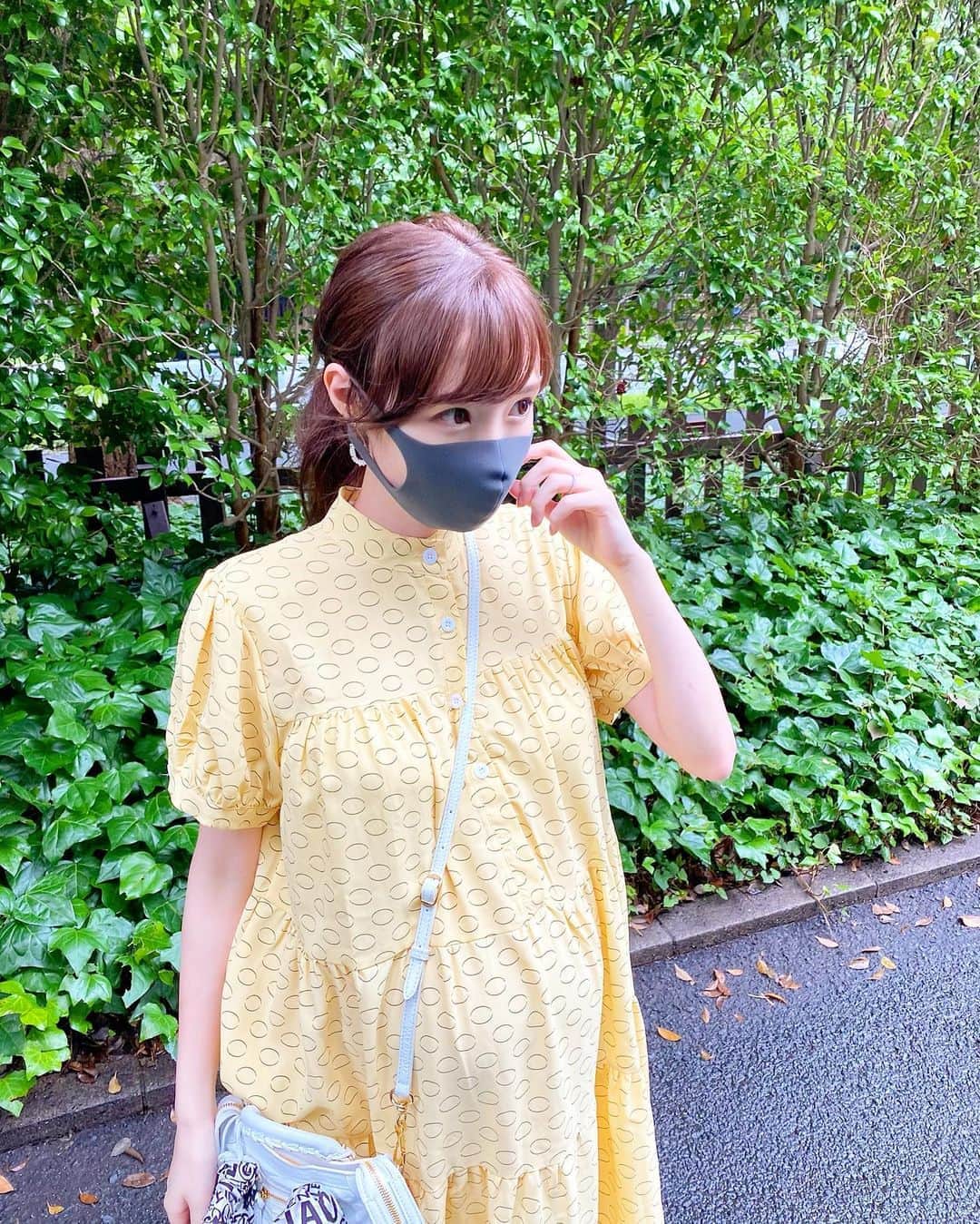 小林真由のインスタグラム：「久しぶりの晴れ間に急げー！と張り切ってお散歩🌻✨﻿ 5ヶ月くらい美容院に行かないと﻿ こんなにも扱いづらい髪になるとは..🙈﻿ 結び続けてます👱🏻‍♀️🌻﻿ ﻿ ﻿ マスク逆さまにしがち🥺﻿ ﻿ ﻿ #女の子ママ #ママライフ #マタニティ #マタニティライフ #妊婦 #妊婦コーデ #妊娠9ヶ月 #第二子妊娠中 #1歳 #女の子ベビー #ベビー#ユニック #バレンシアガ　﻿」