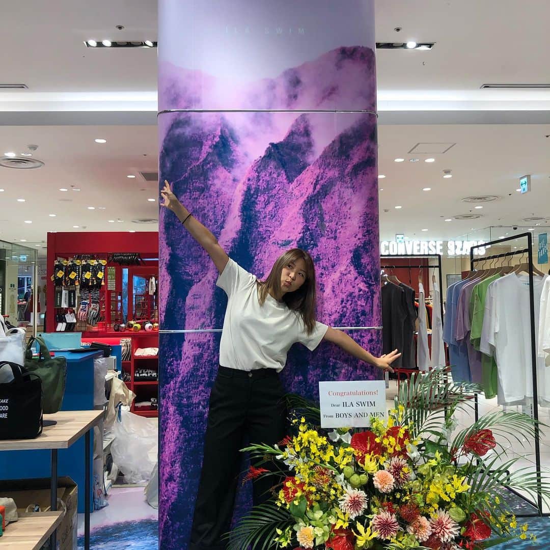 エビアン・クーのインスタグラム：「I remember last year July I was having my pop up store during this time. Truly miss it! Such an amazing experience, big thanks to @sigonsmith @livehayn , and my Japan team for making it happen for me 🙏 I hope the world will be better soon!   去年の今頃東京、名古屋、大阪、京都、福岡でポップアップをやりました。覚えてる？今年みんなに会えなくて残念です。来年会えるかな？思い出深い事ばかりでこんな日が来る事願ってます。ハワイにみんなきて欲しいな。」