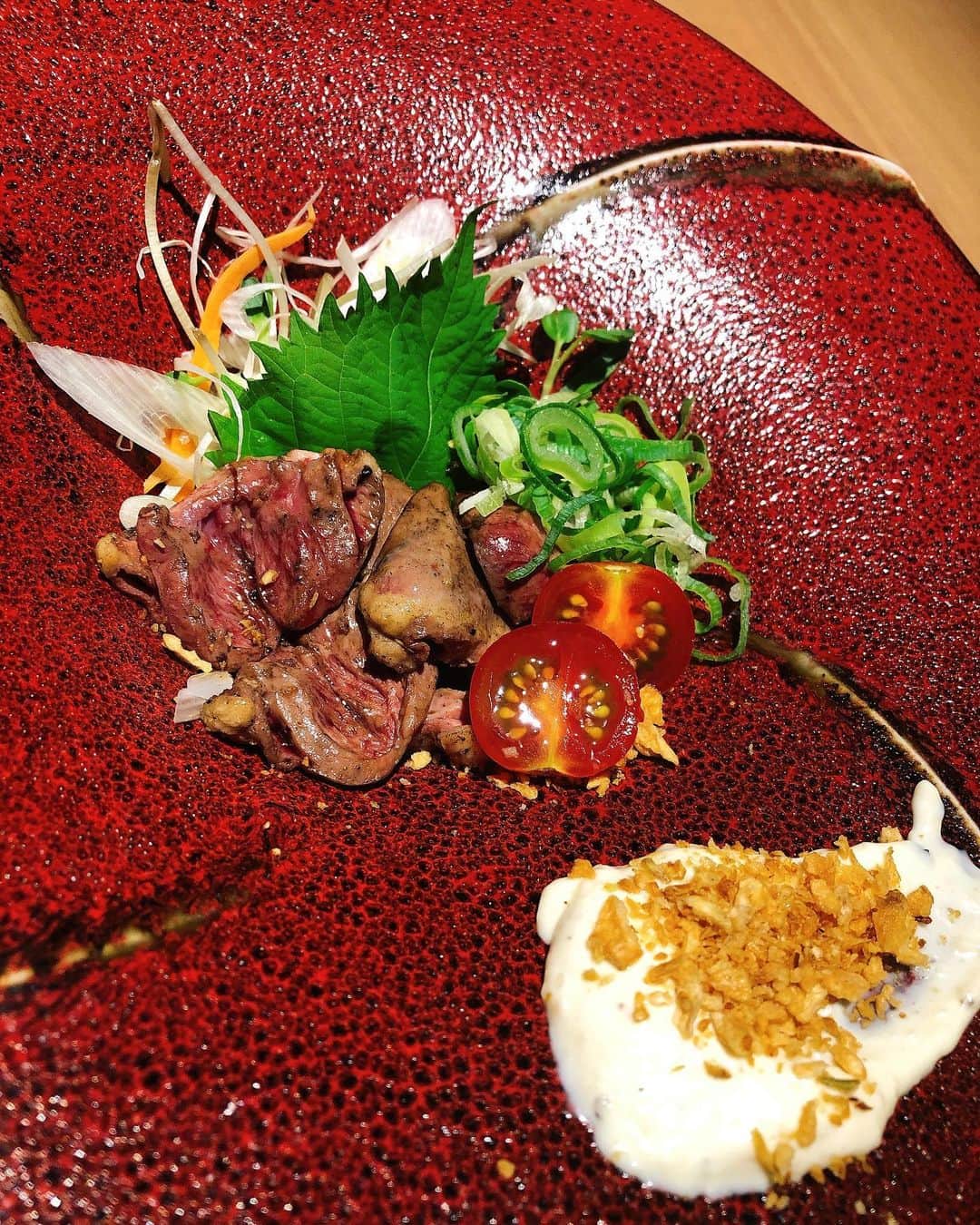 のインスタグラム：「当店おすすめメニュー紹介🐣  今回は“心瞬間焼き"です！  自家製のにんにくマヨネーズが アクセントの人気の朝挽きのシリーズです！  是非一度ご賞味下さい♪  #朝挽き　#朝挽き鶏　#心　#瞬間  #瞬間焼き　#にんにく　#マヨネーズ  #アクセント　#味　#おすすめ　 #おすすめメニュー　#居酒屋  #梅田　#うめきた　#鶏っく」
