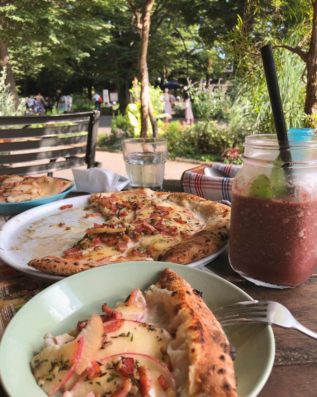 ステファニーのインスタグラム：「🌞🍕🌿 #memories」
