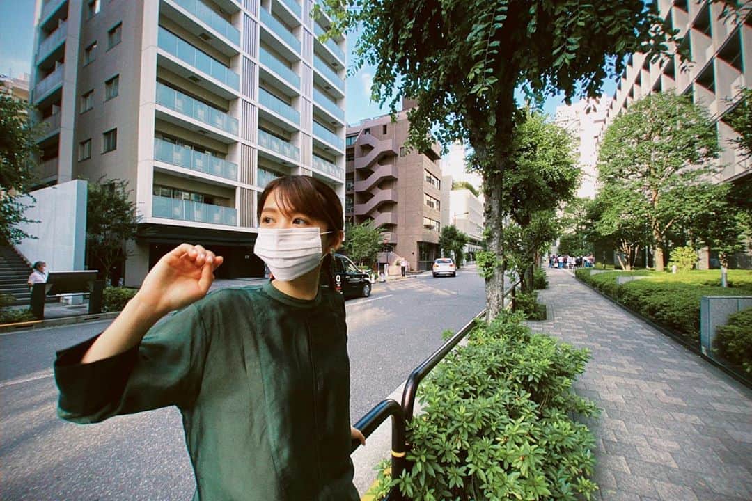 足立佳奈のインスタグラム：「めまぐるしく変わる世の中で それぞれが色んな気持ちになるね。  「その意見もいいね」って誰かの言葉を受け入れられる優しい人にもなりたいし、 「私はそう思わないな」ってこれだけは譲れないっていう何か強い気持ちをもった人にもなりたい。  そのとき、そのときで、 どういう人でいたらいいのか。その判断が1番難しいね。  でも、あなたや私、 それぞれが選んで進む道が、 1番の正解だと思うから、 大きく深呼吸して、 気持ちを楽にしながら過ごしていこうね。  そうすごして生きたいね。」