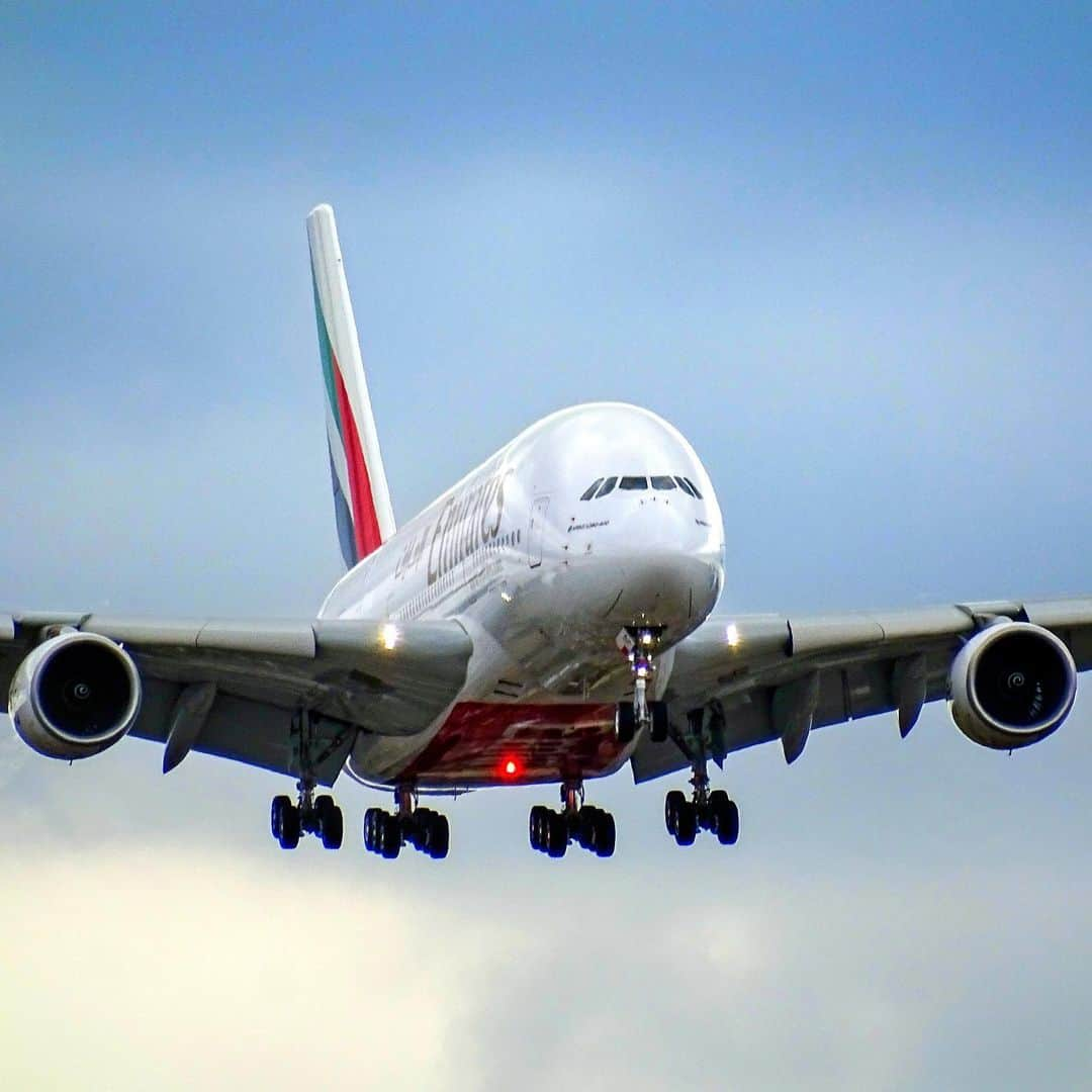 エミレーツ航空さんのインスタグラム写真 - (エミレーツ航空Instagram)「Hello London! Our flagship @Airbus A380 is now flying daily between @DXB and London @heathrow_airport with a second daily A380 service starting from 1 August.  #FlyEmiratesFlyBetter #Above_The_Clouds #EmiratesAirline #EmiratesA380」7月20日 0時02分 - emirates