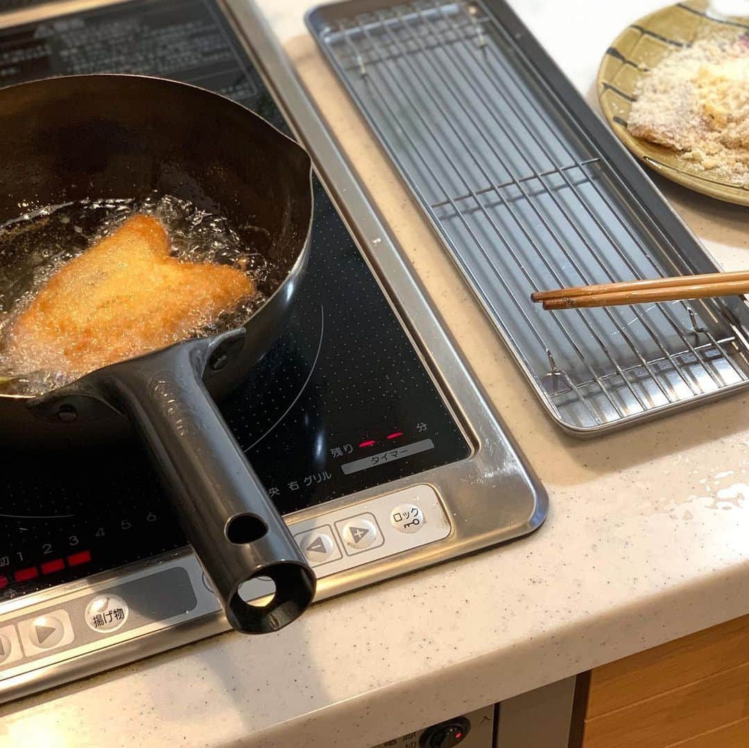 佐藤友子さんのインスタグラム写真 - (佐藤友子Instagram)「おかずを食卓に運ぶ前に、作りながらキッチンのカウンターに並べていく。この過程がなぜかとても好きです。  今夜のメインはあじフライ。」7月19日 18時37分 - tomokosato_hokuohkurashi