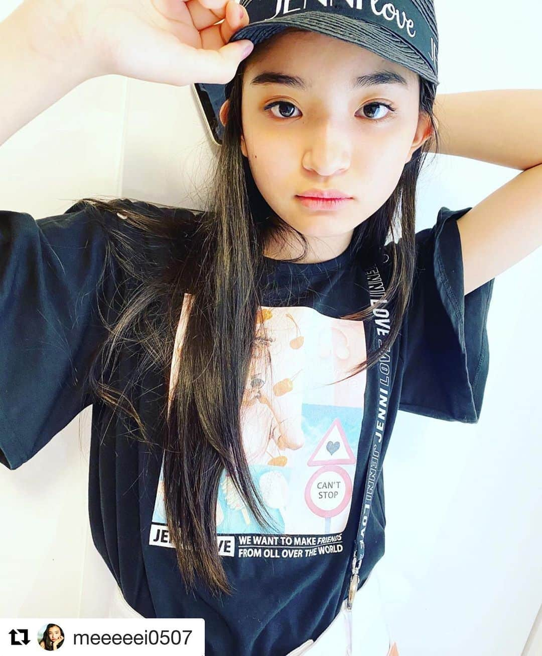 JENNI loveさんのインスタグラム写真 - (JENNI loveInstagram)「ニコ☆プチモデルの本多萌愛©︎が肩スナップフォトTシャツをかっこよく着こなしてくれてるよ❤︎♡❤︎  スナップを開けると肩出しTシャツに変身🦸‍♀️ヒラヒラしたそでもかわいいよ✨  メイ©︎がかぶってるキャスケットはオンラインショップでは完売💦 ショップで発見できたらラッキーだよ🍧  #jennilove #ジェニィラブ #ニコプチ #本多萌愛   #Repost @meeeeei0507 with @get_repost ・・・ こんばんは🌈メイです🐥✨ 今日は少し寒かったですね💦早くお日様が見たいです😭さてさて、ニコプチTVにめいのお気に入り鬼滅の刃グッズ紹介がUPされてますので、是非観て下さいね✨写真は最近のお気に入りコーデです❤️#ニコプチ#ニコプチモデル#本多萌愛#ほんだめい#めいめい#jennilove#コーデ#borica#リップ#コスメに興味深々」7月19日 18時40分 - jennilove_official