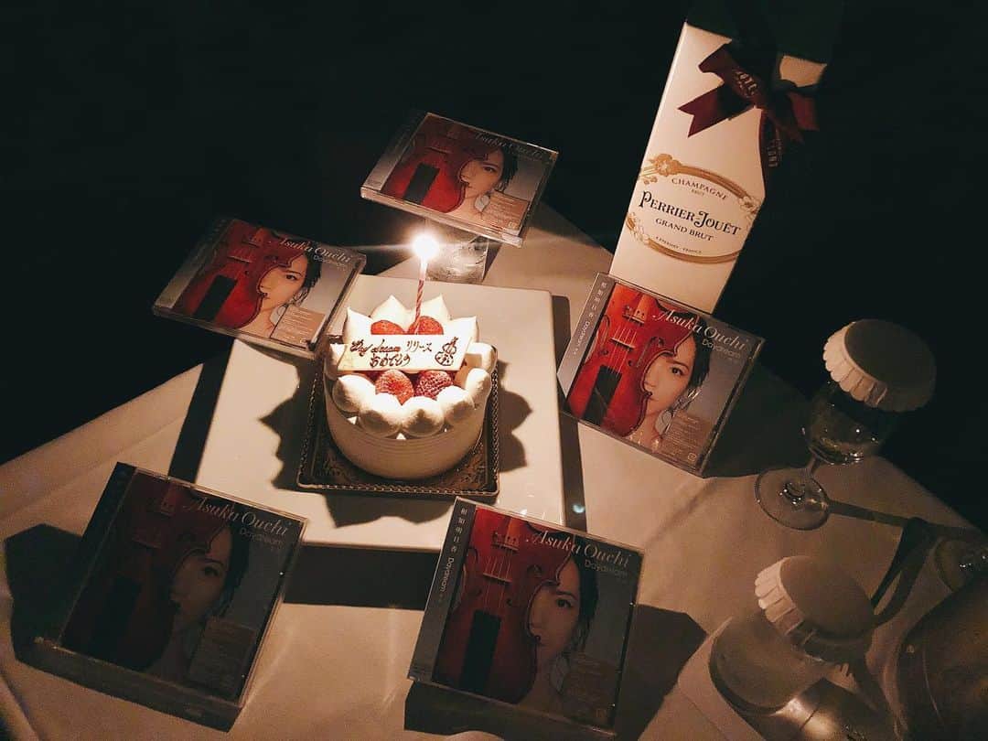 のインスタグラム：「🤍 . アルバムデビューから今月で１年🌟 早いようでもあり、じっくり思い返すとそれからの１年もたくさんの音楽や旅先が詰まっていてまだ１年なのか、という感覚でもあり🧝🏻‍♀️🌟 そして今は誰もが予測していなかったような夏を迎えているけれど、気持ちは変わらず、こうして宝物になるような作品へと繋がる、大切な曲をたくさん作っていきたいです。 . 未来につながる今を過ごそう🧚🏻‍♀️✨ . . . #Daydream #love #Tokyo#Japan#Violinist#Artist#Traveler#music#happy#musicianslife#night相知明日香#旅するヴァイオリニスト#旅#旅行#東京#日本#ヴァイオリン#ヴァイオリニスト」