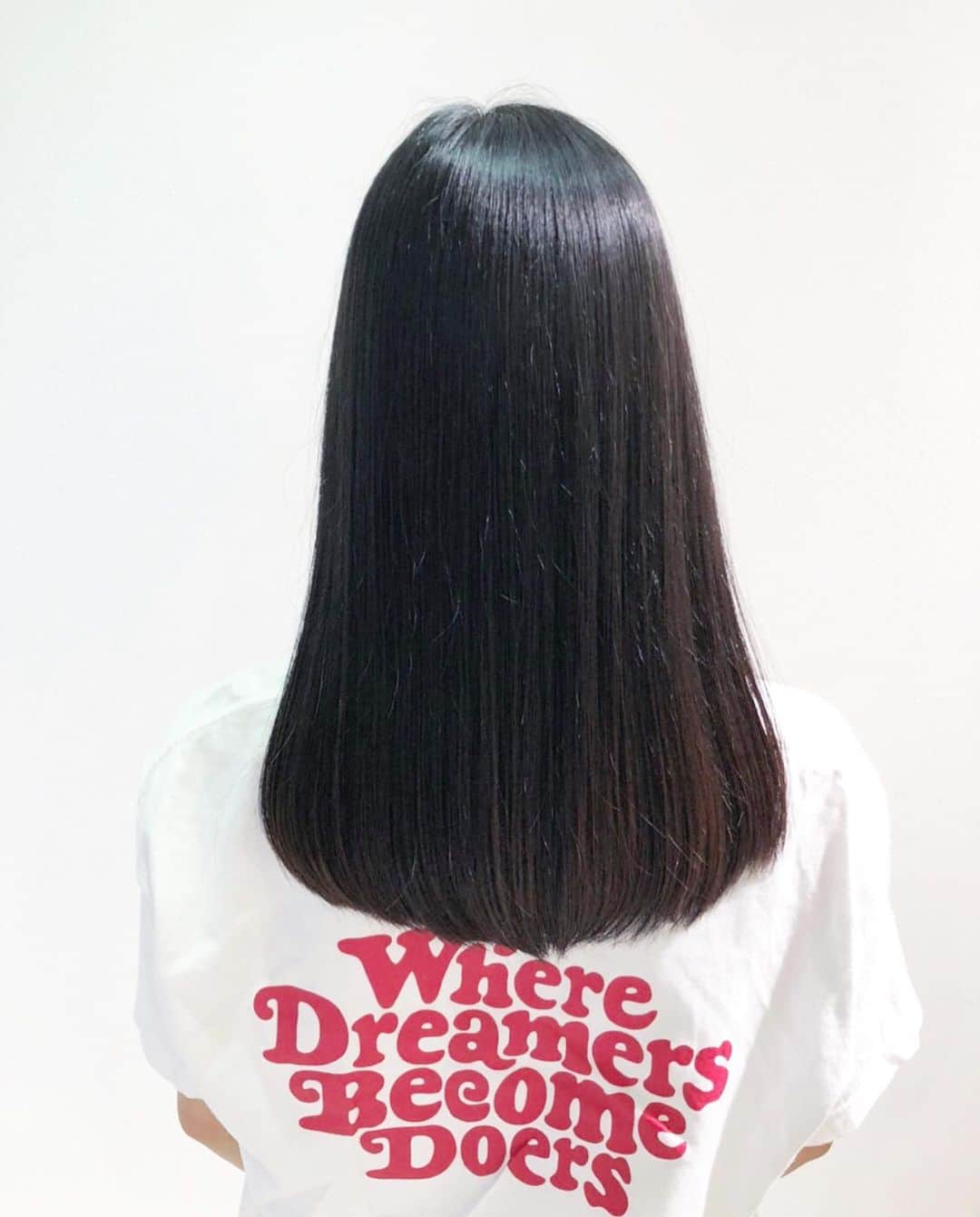 のインスタグラム：「髪の毛ツヤッツヤ😍 一枚目はメンテナンス後💇‍♀️ 二枚目はBefore😨 . @sbcproduct  恐るべし🥺 一週間に一回お家で使ってるけど一気に髪の毛が生き返る😚 これは、本当に一回使ってみて欲しいです🥰 . . . #神戸　#セレッソ大阪応援ナビゲーター　 #関西　#インフルエンサー　#お洒落さんと繋がりたい　#美容　#エステ　#関西モデル　#神戸女子 #女子大生 #サッカー　#サッカー女子 #セレッソ大阪　#セレサポ　#セレ女　#jリーグ　#model #関西モデル　#スポーツ　#スポーツ女子　#空手　#器械体操　#空手女子　#jリーグ　#jリーグ女子　#make #sbcproduct  #髪の毛　#メンテナンス　#髪質改善 #サロン　#サロンモデル」