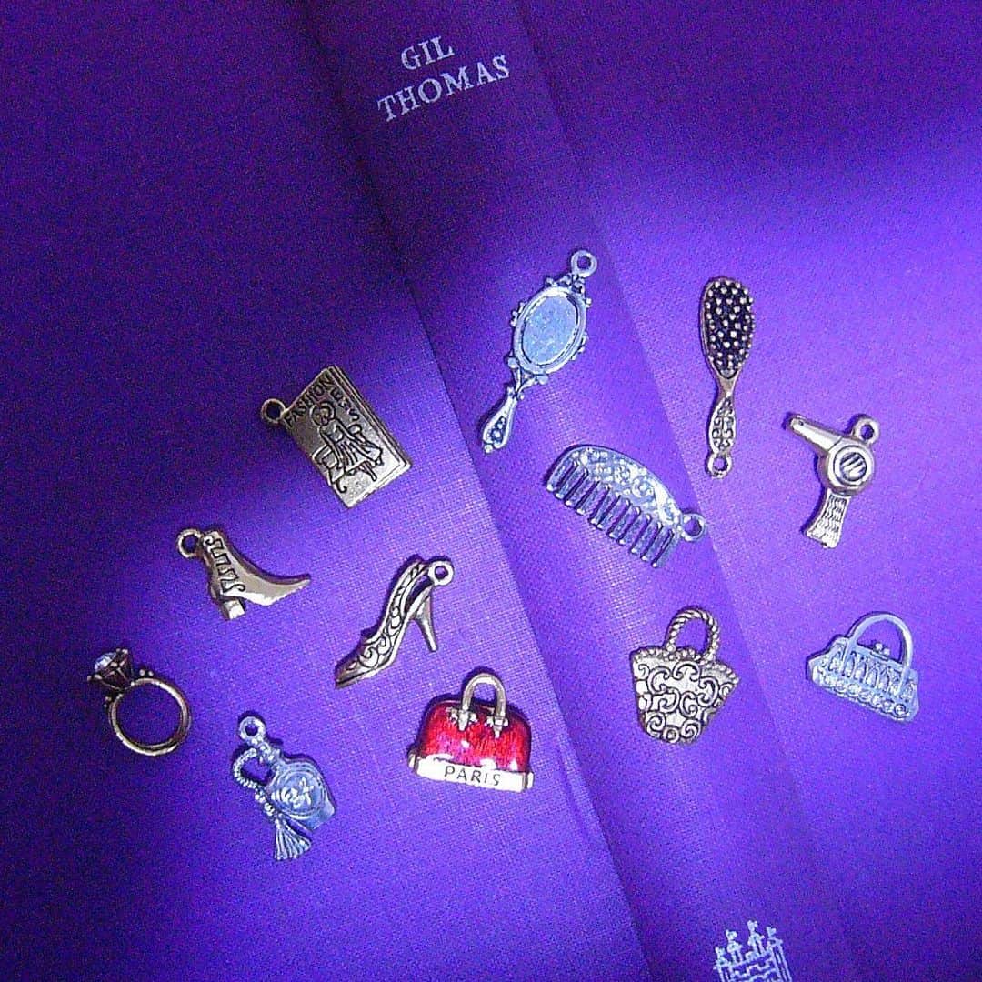 BOX CHARM Industryのインスタグラム：「👗👠👜💍 . ファッションアイテムのチャームが増えました！！ レトロなデザインが可愛いすぎる....🤤 . オンラインストア チャーム→《その他》をチェック✔︎ . .  #boxcharmindustry #boxcharm #handmade #accessory #fashion #handmadeaccessory  #ボックスチャームインダストリー #ボックスチャーム #ハンドメイド #アクセサリー #ハンドメイドアクセサリー #チャーム #ファッション #お洒落 #女の子 #公式オンラインショップ #おめかし #バッグ #ヒール #ブラシ」