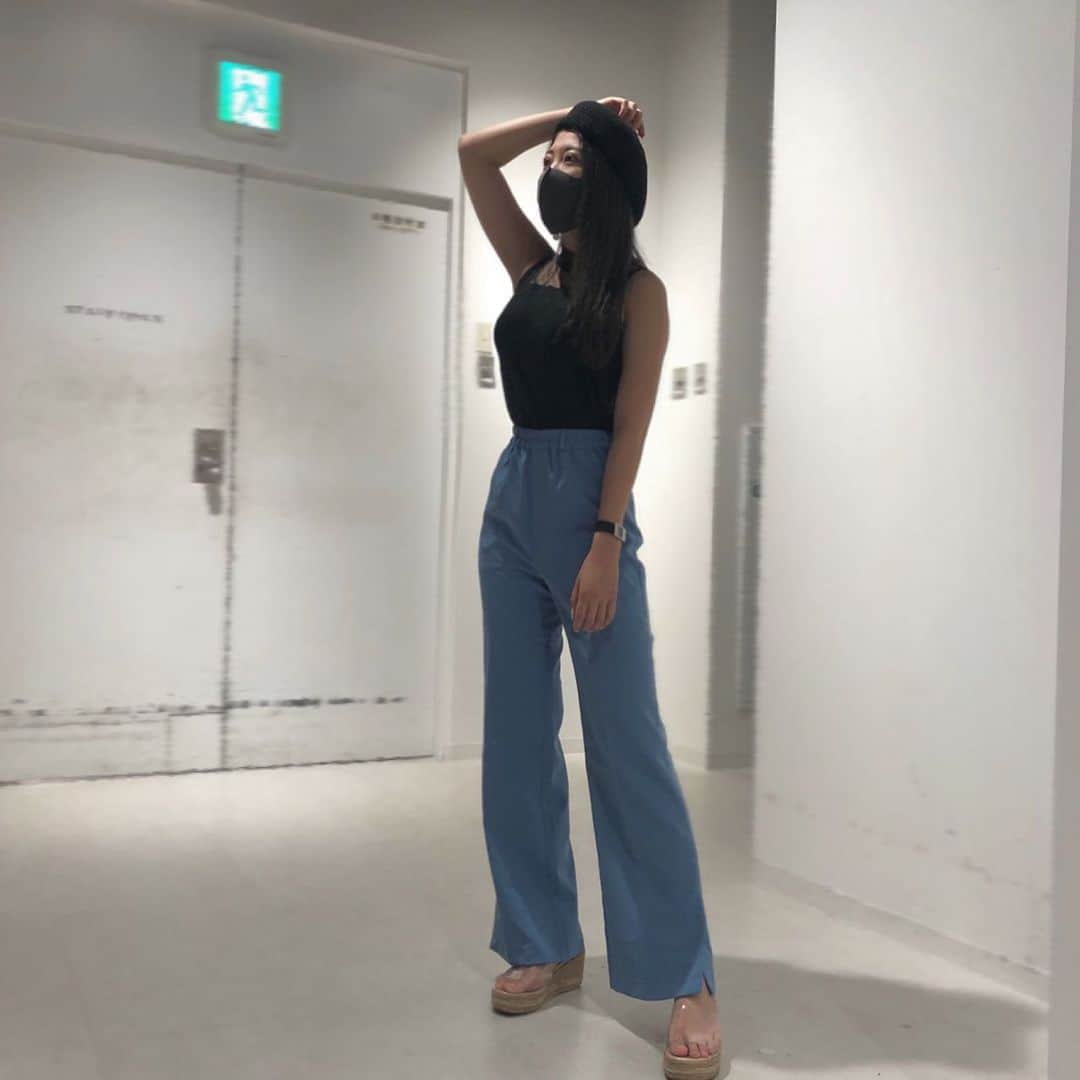 EON（梶野恵園）のインスタグラム：「﻿ 時計以外はかなりプチプラ🚶‍♂️﻿ ﻿ ﻿ 毎日両極端な服着てる🚶‍♂️﻿ ﻿ ﻿ ノースリーブ着ること増えたから﻿ 二の腕痩せマン目指します🚶‍♂️﻿ ﻿ ﻿  #ootd #code #ootdfashion  #codenate #instafashion  #プチプラコーデ #夏コーデ  #クリアサンダル  #gucci #gucciwallet  #えおんのええ私服  ﻿」