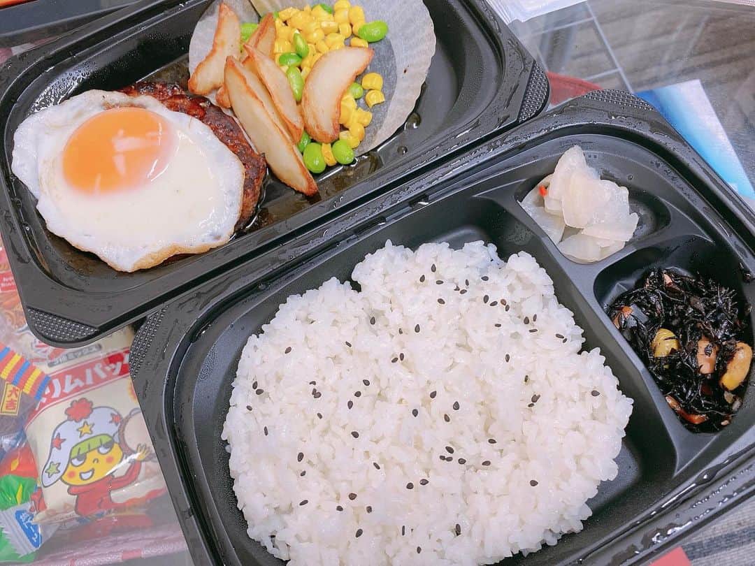 塚田詩織のインスタグラム：「#現場ごはん」