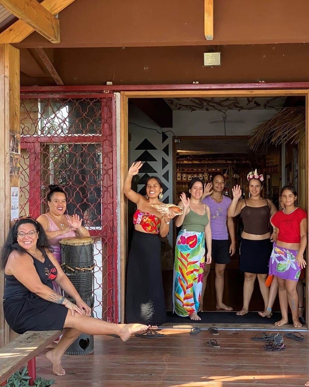 大英博物館さんのインスタグラム写真 - (大英博物館Instagram)「Last November, Pacific collections curator Julie Adams, scientist Chris Mussell and organics conservator Monique Pullan spent three weeks visiting the islands of Tahiti, Taha’a and Ra’iatea in French Polynesia on a research and knowledge-sharing trip.  The trip follows an extensive two-year conservation treatment of an 18th-century Tahitian heva tūpāpā’u, or chief mourner’s costume, in the Museum’s collection that was carried out in consultation with visiting experts from Tahiti and the UK.   In her blog post, Monique reflects on how exchanging knowledge with Tahitian communities has helped shine new light on the costume, and explores future opportunities for collaboration – link in bio.   #BritishMuseum #Tahiti #Conservation」7月19日 19時01分 - britishmuseum