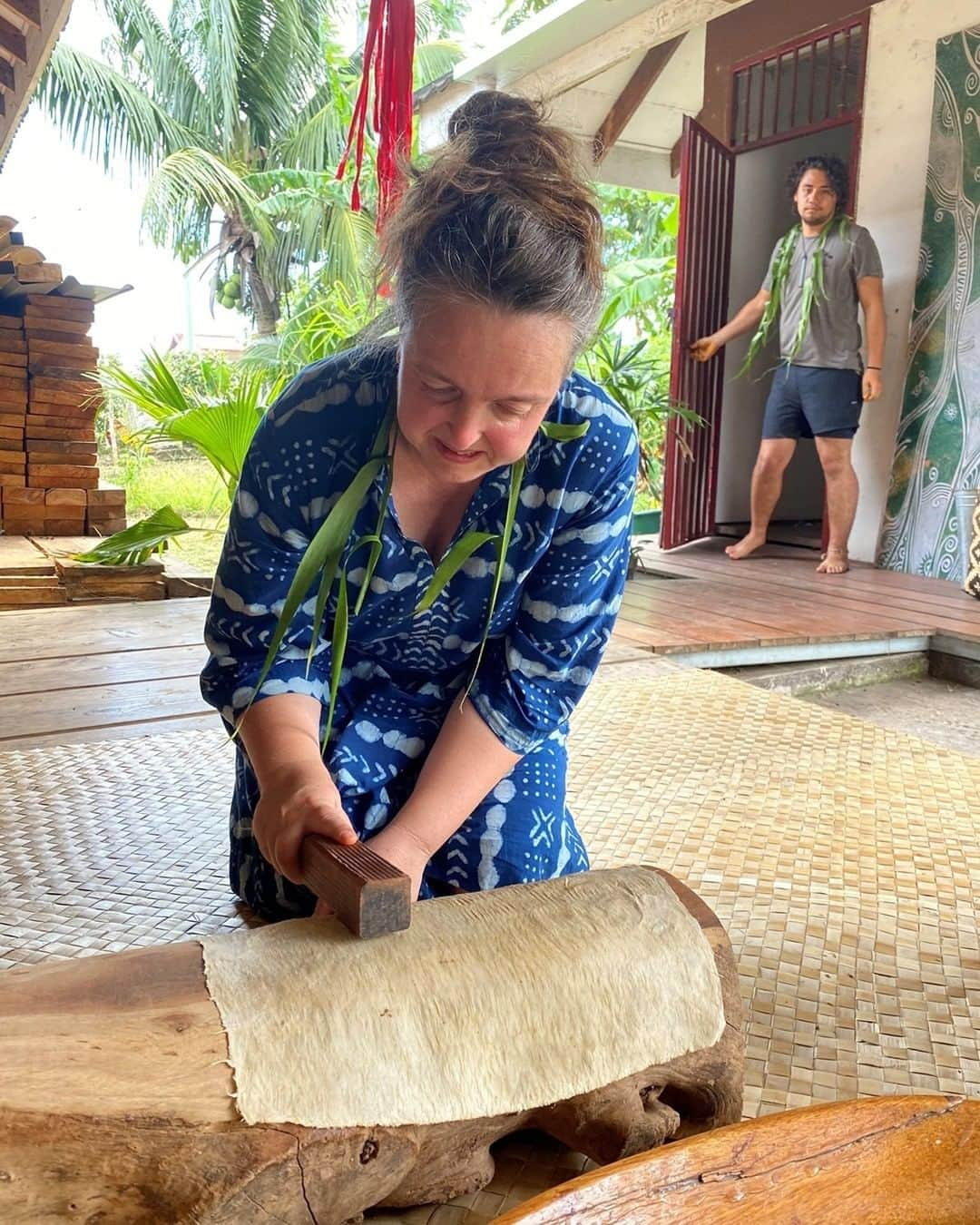 大英博物館さんのインスタグラム写真 - (大英博物館Instagram)「Last November, Pacific collections curator Julie Adams, scientist Chris Mussell and organics conservator Monique Pullan spent three weeks visiting the islands of Tahiti, Taha’a and Ra’iatea in French Polynesia on a research and knowledge-sharing trip.  The trip follows an extensive two-year conservation treatment of an 18th-century Tahitian heva tūpāpā’u, or chief mourner’s costume, in the Museum’s collection that was carried out in consultation with visiting experts from Tahiti and the UK.   In her blog post, Monique reflects on how exchanging knowledge with Tahitian communities has helped shine new light on the costume, and explores future opportunities for collaboration – link in bio.   #BritishMuseum #Tahiti #Conservation」7月19日 19時01分 - britishmuseum