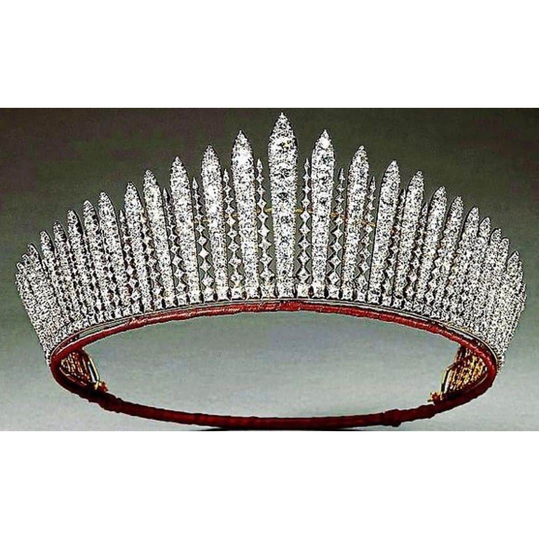 I Love Fashionさんのインスタグラム写真 - (I Love FashionInstagram)「Princess Beatrice Wore Queen Elizabeth's Wedding Day Tiara 💗 The Queen Mary diamond fringe tiara from year 1919 الاميره بياتريس لبست تاج جدتها في عرسها 💗 #theroyalwedding」7月19日 19時01分 - i_love_fashion