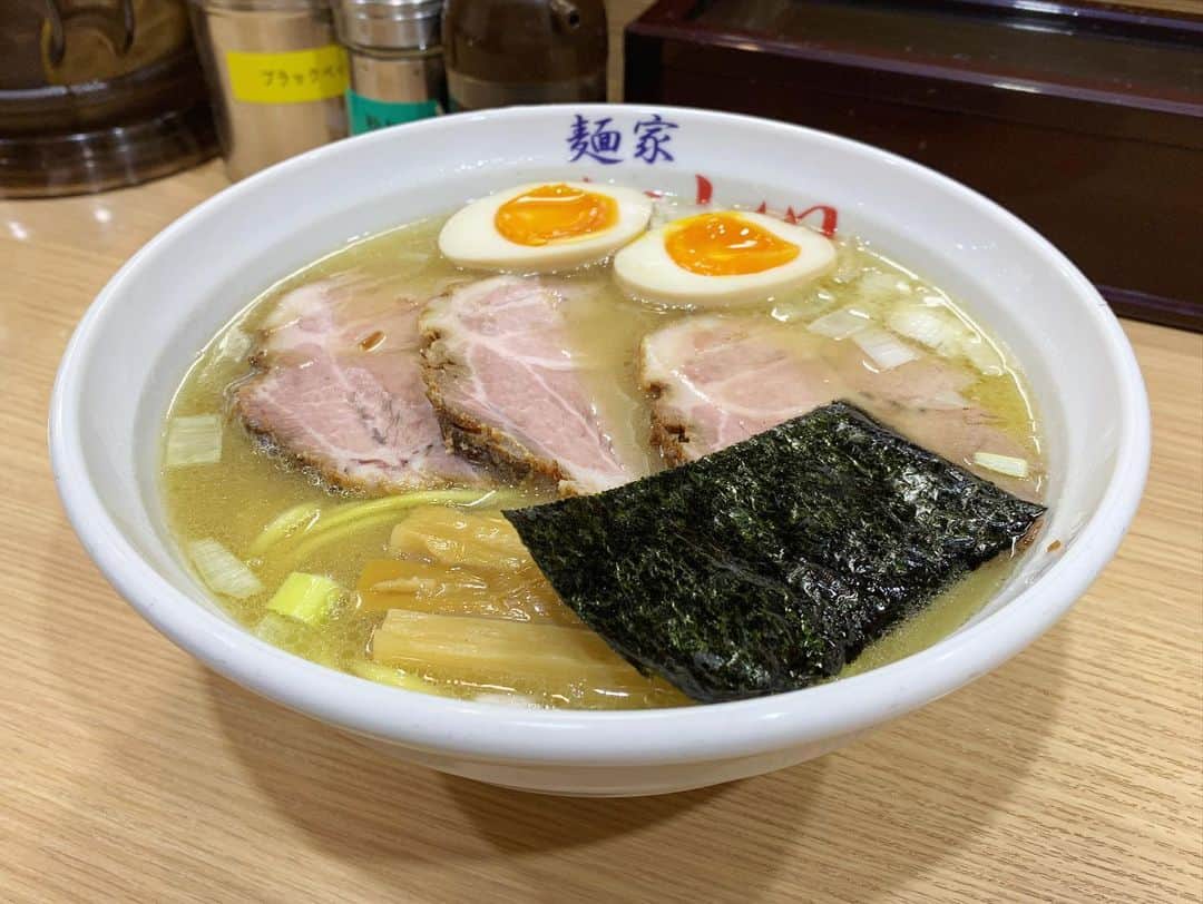 SUSURUさんのインスタグラム写真 - (SUSURUInstagram)「新橋界隈の正統派豚骨魚介ラーメン！ とろみのある濃厚なスープは口当たりまろやか、甘味と優しい旨味を感じられます。 黄色味がかった中細麺はモッチリとしたコシがあり、スープとの絡みも良いです🍥 食べ応えのあるチャーシューもナイスでした🐷 #susuru_tv #1644日目 #新橋 #内幸町 #東京 #特製中華そば #うまい  #ラーメン #らーめん #ramen #ラーメン部 #ramennoodles #毎日ラーメン生活 #麺スタグラム #japaneseramen #japanramen #foodstagram #foodie #noodles #instanoodle #instaramen #instafood #susururecommended #東京ラーメン #新橋ラーメン」7月19日 18時57分 - susuru_tv
