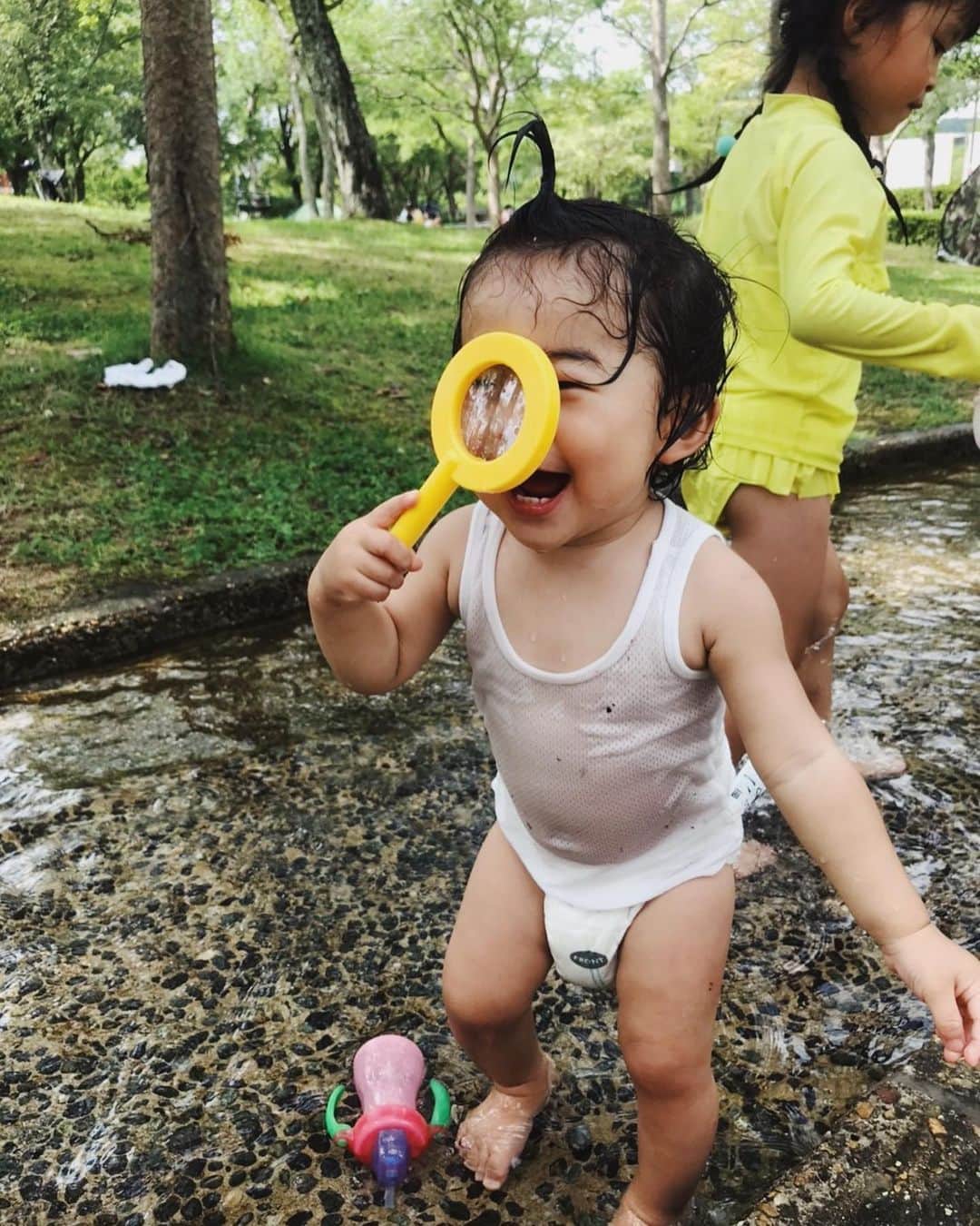 ジュジュのインスタグラム：「最高の水遊び日和な日🌞 . 子供達の満面の笑みが見れるのが やっぱり母は一番幸せなんやなと再確認😉 . . 気の合うママ友 @sykhiyoritz と 最高の休日♫ #おかんら美容トーク多めw . . めちゃくちゃ問い合わせあるこの場所はしあわせの村の一角ですよ♫ . #休日 #本当に仲良しな2人 #オンマイウェイな🍙 #🍙のわんぱく具合が止まらない」