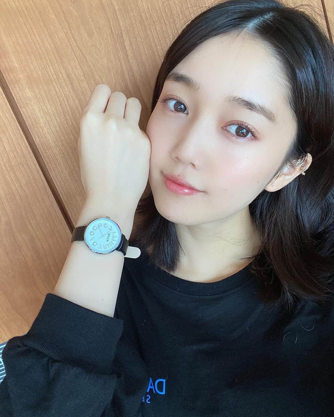 松川菜々花さんのインスタグラム写真 - (松川菜々花Instagram)「ベルトが黒の時計を探しててKLONさんのこの時計見つけた⌚️ 少し変わったデザインで可愛いくてお気に入りになりそう。 #PR #KLON #腕時計　#KLONwatch #your_kron」7月19日 19時10分 - matsukawa__nanaka