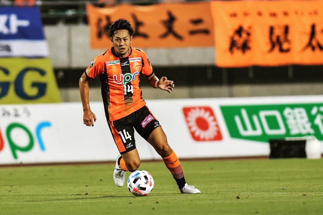 吉濱遼平のインスタグラム：「vsFC琉球　4-1  連敗ストップ。 内容はともかくみんなが勝ちたいっていう思いが全面にでたいいゲームだったと思います。 まだまだ厳戒態勢の中での観戦でストレスたまると思いますがまた応援よろしくお願いします。 #今シーズン初先発 #全然だめだったけど勝ててよかった #やっぱり夏苦手 #応援がないと拍手がよく響く #いいプレーには全力の拍手お願いします #ヘナンりく初ゴールおめでとう #河野は説教」