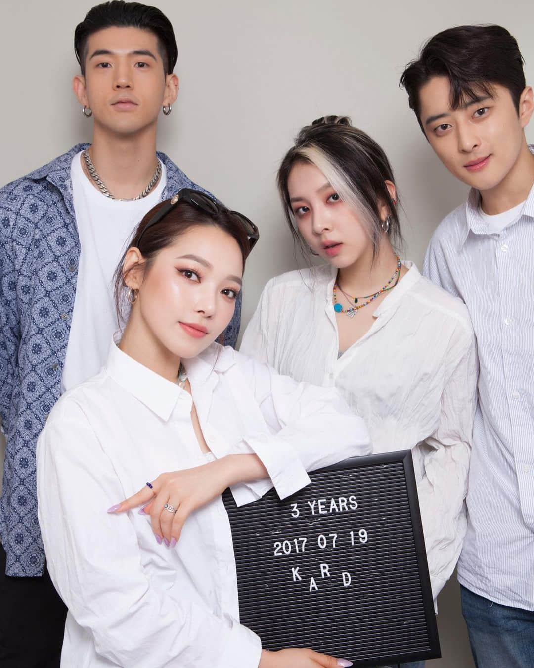 K.A.R.Dさんのインスタグラム写真 - (K.A.R.DInstagram)「‪[#KARD] ‬ ‪KARD 가족 사진👨‍👨‍👧‍👧 KARD 데뷔 3주년 기념 사진!‬ ‪▶️ https://bit.ly/3fJdEmV‬ . ‪KARD 가족 사진👨‍👨‍👧‍👧 KARD 데뷔 3주년 기념 사진! (VFANSHIP Full ver.)‬ ‪▶️ https://bit.ly/3hldF0R‬ . ‪#BM #JSEPH #SOMIN #JIWOO ‬ ‪#HAPPY_KARD_DAY #해피칻데이🥳‬」7月19日 19時04分 - official_kard