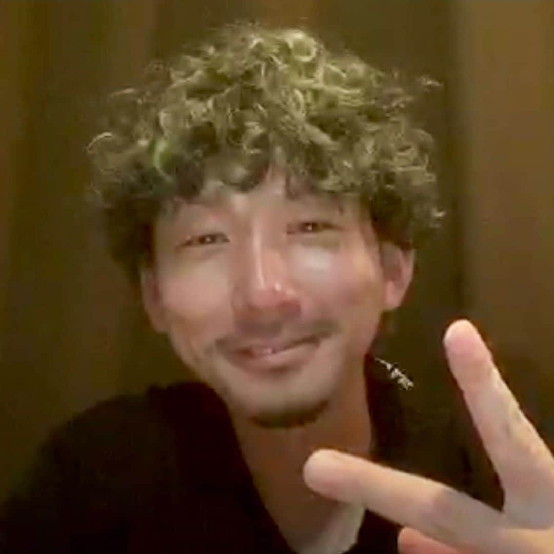 レイチェルのインスタグラム：「昨夜のインスタライブを見て下さった皆様、  ありがとうございました！  そして、ゲストで遊びに来て下さった、  レゲエシンガーのRAYくん、MBSの三ツ廣アナウンサー、吉田裕兄さんも！  本当にありがとうございました！  昨日で、３ヶ月半続きました、  この『週末みんなで一緒にKP企画』はラストでしたが、  その期間中に見て下さった皆様も、ゲストで遊びに来て下さった皆様も、  本当に本当に、ありがとうございました！  ちなみに、この間に出て下さったゲストのお方は有り難いことに総勢４４名様で、  最多登場は、  ９回出て下さった、  裕兄さんと、ネイビーズアフロ・はじり君が同率で１位でした！  この９回って数字は、３ヶ月で考えたら４週分の３週なので、ほとんど毎週ホンマにありがとうございました！笑  そして、  昨日も言いましたが、この企画は昨日で一旦終わりましたが、またゲリラ的にインスタライブはやらせていただきますので！  その時はまた一緒に、  たぁのぉしぃーーーく『KP』しましょーね！  とぉ〜か言っちゃってぇーーーーー！！！！！ 😆😆😆😆💨💨💨💨✨✨✨✨🎶🎶🎶🎶🎶 #吉本自宅劇場 #吉本新喜劇 #レイチェル #インスタライブ #ステイホーム #企画 #週末みんなで一緒にKP企画 #３ヶ月半 #本当に #ありがとうございました #🙇‍♂️✨✨✨」