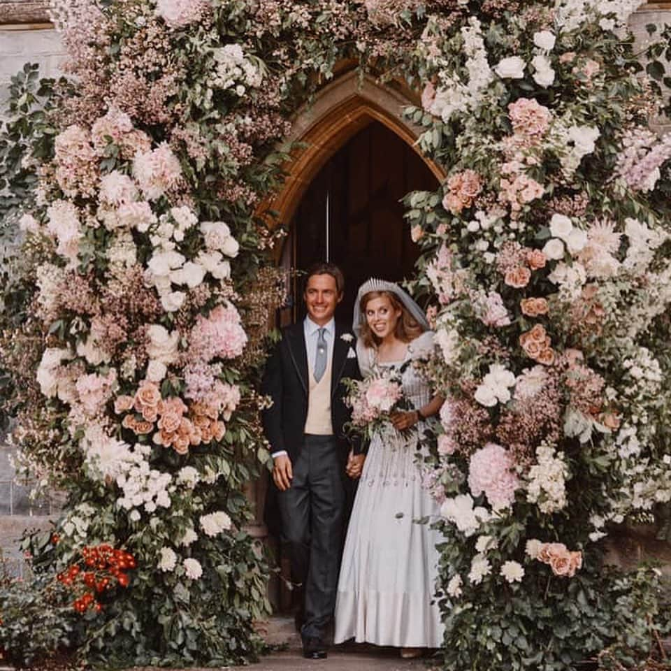 I Love Fashionさんのインスタグラム写真 - (I Love FashionInstagram)「Princess Beatrice wearing one of the Queen’s dresses at her “secret” wedding and the Queen’s wedding tiara 💗 الاميره بياتريس لابسه بدلة من بدلات جدتها الملكه .. طبعاً هذي مو بدلة عرس الملكه، إلبستها لأكثر من مناسبه .. وتاج الملكه اللي لابستها يوم عرسها #theroyalwedding」7月19日 19時06分 - i_love_fashion