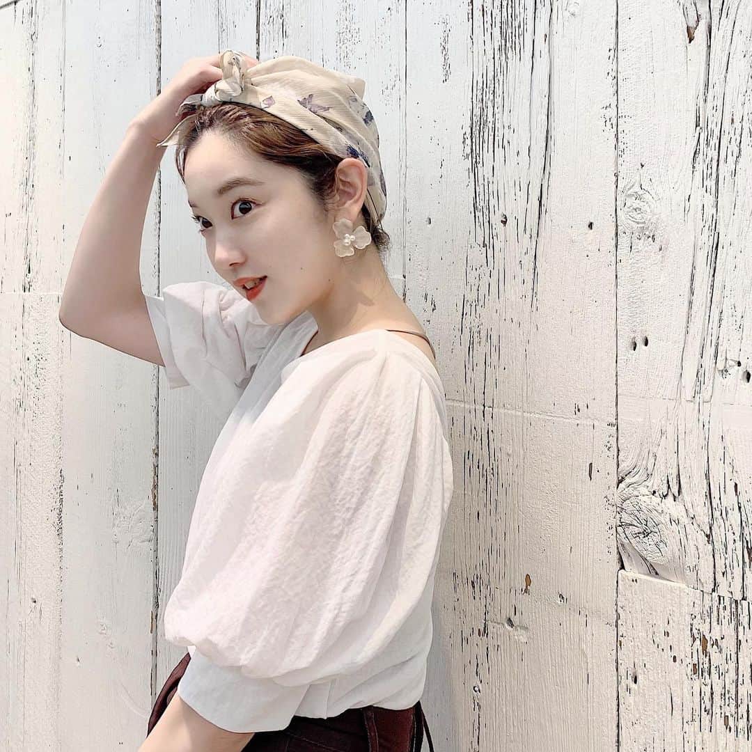 mina hinokuchiのインスタグラム：「. 袖にポイントがあるアイテムを 沢山最近は集めがち、、！ パワショルって、袖のボリュームに視線がいくから意外と着痩せ出来て好き❣️ . この日は新作のピアスと一緒に♪♪ . #whoswhochico #salonbychico #フーズフーチコ　#チコ　#パワショル　#ヘアアレンジ」