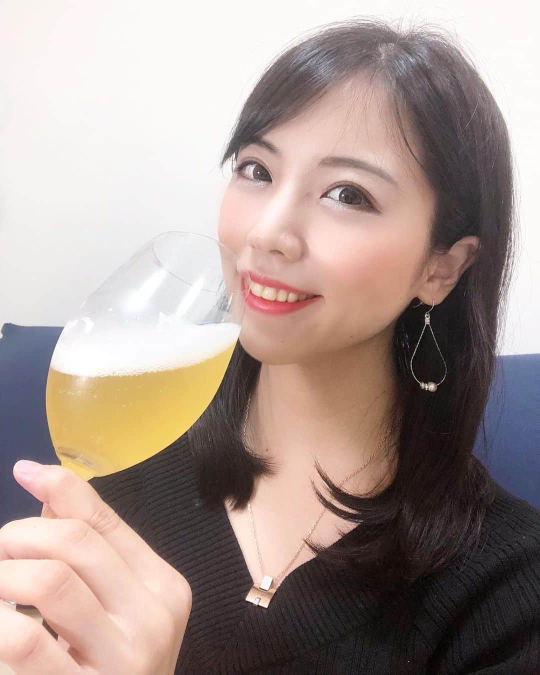 のインスタグラム：「高級ビールさいこーだー！！╰(*´︶`*)╯♡  グラスはRIEDEL🥂 ビールは白ワイン用の方で飲んでます！！ おうち飲みが充実しまくる🍷🍷   #ラグジュアリービール　#ROCOCOTokyoWHITE #クラフトビール#craftbeer#wine#ビール#ワイン#beef#お酒好きな人と繋がりたい #シャンパン#ワイン女子#followme#follow#美味しい#お酒#グルメ#グルメ好きな人と繋がりたい #お酒好き女子 #グルメスタグラム#ビール好きな人と繋がりたい#follow#followforfollowback #followme#riedel#ワイングラス」