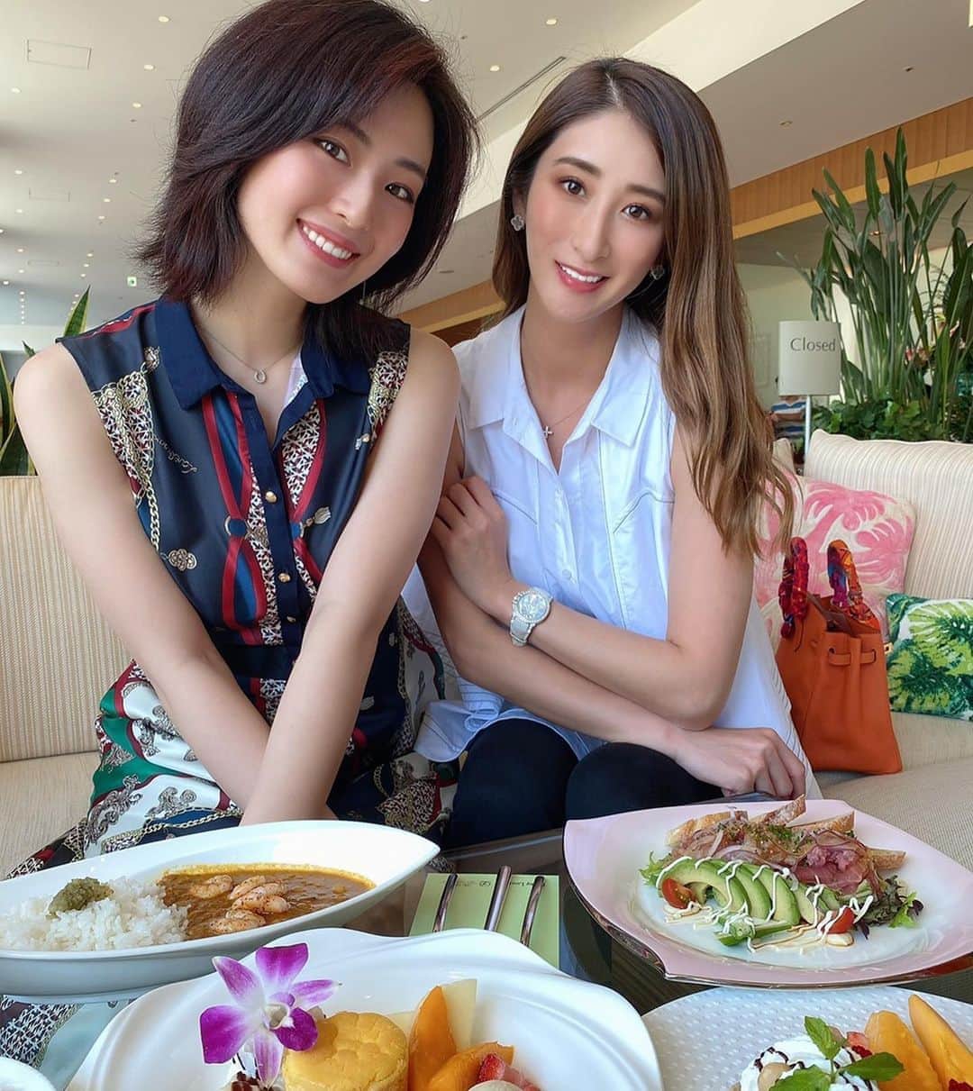 朝倉恵理子のインスタグラム：「えりりんと着物展👘見に行って、そのあとランチ💕  ハワイアンで素敵な店内でした🌺  #着物 #着物展 #ランチ #女子会」