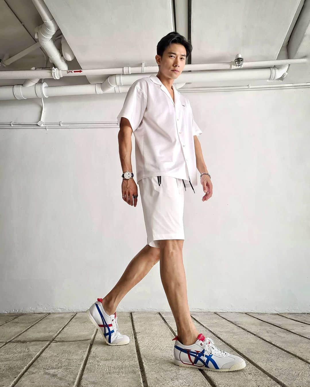 デスモンド・タンのインスタグラム：「Life won't sparkle unless you do! Follow your bliss! 🤍🤍🤍  With limited pairs available in Singapore, this Onitsuka Tiger X Valentino Garavani limited edition drop is super exclusive. Lovin' it!   #OnitsukaTigerxValentinoGaravani @onitsukatigersg #OnitsukaTigerSG」