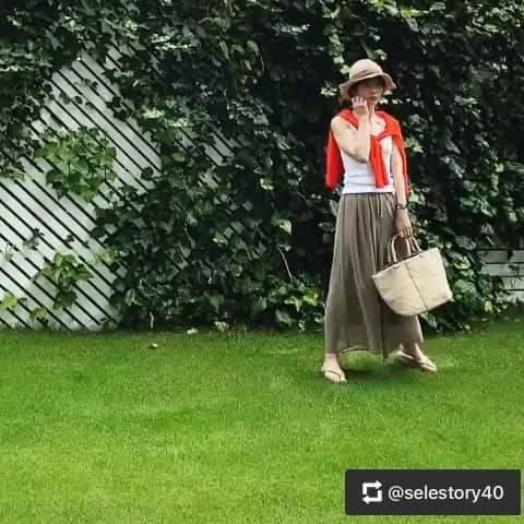 畑野ひろ子のインスタグラム：「透け感のあるフレアパンツに、このカジュアル感CD好きです。肩掛けのオレンジのアクセント！真似しよう😁」