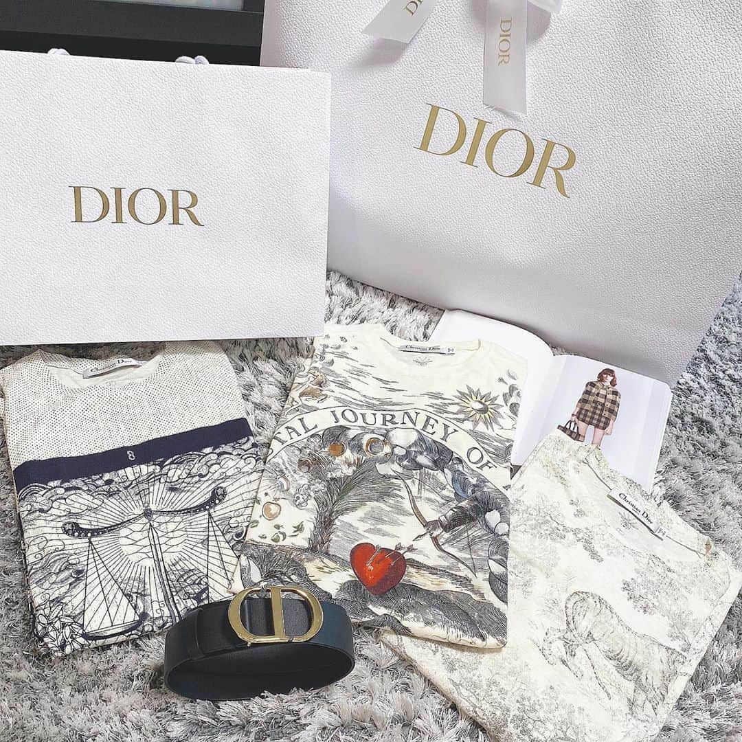 のインスタグラム：「久しぶりに購入品でも載せようかな♥️ 最近Diorにハマってて、こないだTシャツ3枚とベルトとワンピースを買ったよ😍💕 ワンピースはウエスト回りのお直しをして届いたからまた別で載せます✨👗 #dior」