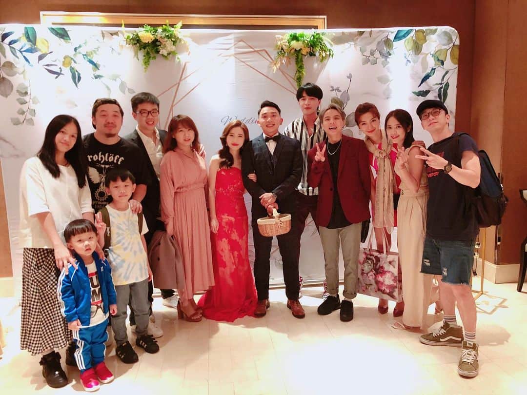 Miaのインスタグラム：「恭喜猴老爺賀喜夫人❤️ #happywedding  #有情人終成眷屬  #遲到一小時😳 #老朋友」