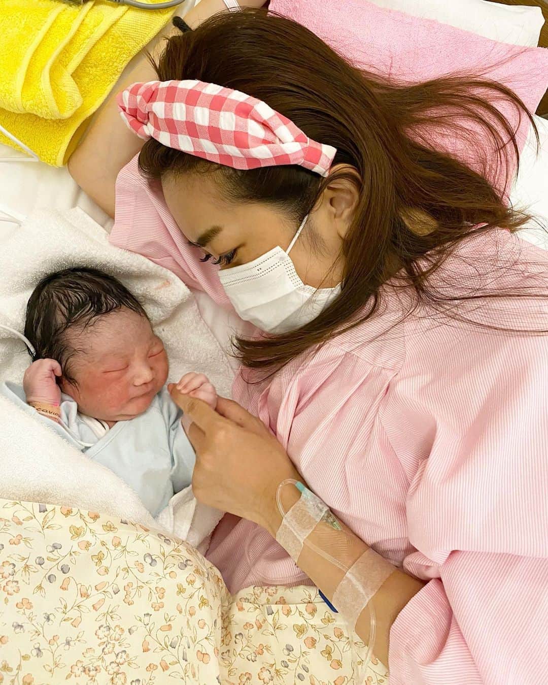 Mai Wakimizuのインスタグラム：「7月18日16:06、3496グラムの大きな男の子を出産しました♡ "子宮口は十分開いてるのに赤ちゃんの頭が降りてない"をテーマに、恐ろしい24時間陣痛を経験することが出来ました。笑 最後分娩室に入ってからは主人の立ち合いのもと2分程で産まれてくれ、あっという間にご対面＼(^o^)／出産を終えて1発目に発した言葉は、次は絶対無痛にする、でした。笑(放心状態での写真なので真顔ですが、喜びでいっぱいです♡笑)新しい家族となった息子をこれからどうぞ宜しくお願いします♡ #2020年7月18日#出産#新生児#男の子ベビー#男の子ママ#newborn#newbornbaby#babyboy」