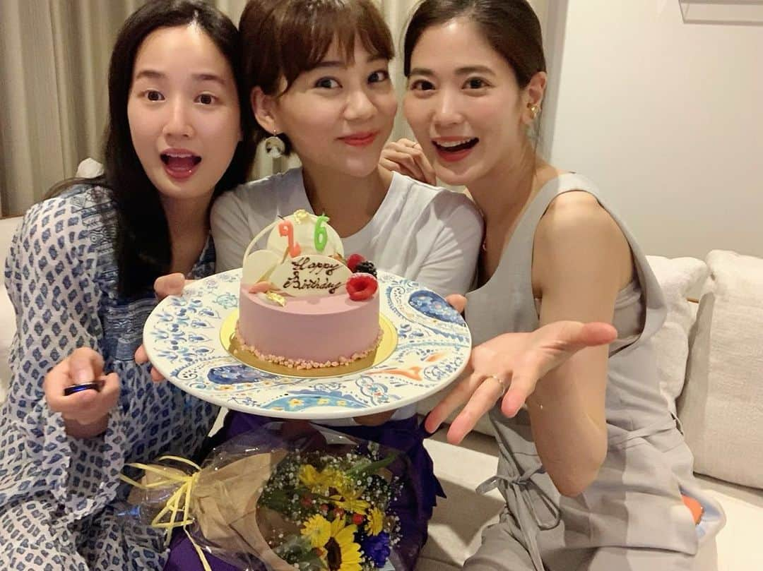 一双麻希 さんのインスタグラム写真 - (一双麻希 Instagram)「少し前ですが、みずきちゃんのお誕生日お祝いを。🎉 かほちゃんとサプライズ😛おめでとう💋 お花もみずきちゃんらしい原色チョイスにしました🌻💛❤️💙 ・ 自分も、周りの人も、いつ何があるか分からないから、 目の前の相手と最大限happyな時間を。笑顔な時間を。 ・ #happybirthday #いつもありがとう #大好きなお友達 #指出瑞貴 #高嶋香帆 #一双麻希 #birthdaygirl #happygirl #happysmile #summergirl #flowerphotography #お花のある暮らし #お花が好き #女子会 #ひまわり #向日葵」7月19日 19時21分 - isso_maki315