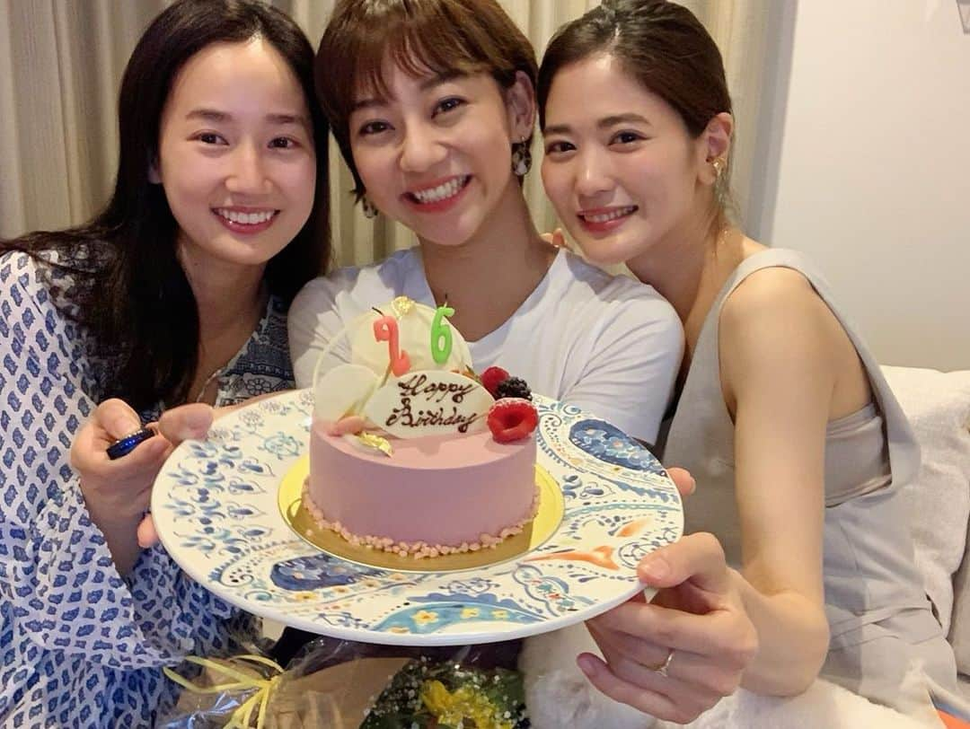 一双麻希 さんのインスタグラム写真 - (一双麻希 Instagram)「少し前ですが、みずきちゃんのお誕生日お祝いを。🎉 かほちゃんとサプライズ😛おめでとう💋 お花もみずきちゃんらしい原色チョイスにしました🌻💛❤️💙 ・ 自分も、周りの人も、いつ何があるか分からないから、 目の前の相手と最大限happyな時間を。笑顔な時間を。 ・ #happybirthday #いつもありがとう #大好きなお友達 #指出瑞貴 #高嶋香帆 #一双麻希 #birthdaygirl #happygirl #happysmile #summergirl #flowerphotography #お花のある暮らし #お花が好き #女子会 #ひまわり #向日葵」7月19日 19時21分 - isso_maki315